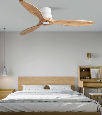 Ventilatore a soffitto moderno con lampada a tre lame