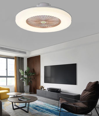 Ventilatore a soffitto bianco con luce di lampadario retrattile
