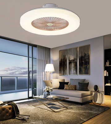 Ventilatore a soffitto bianco con luce di lampadario retrattile