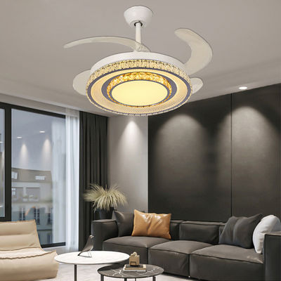 Ventilatori di soffitto con lampadine e lame retrattili
