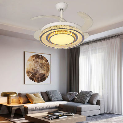 Ventilatori di soffitto con lampadine e lame retrattili